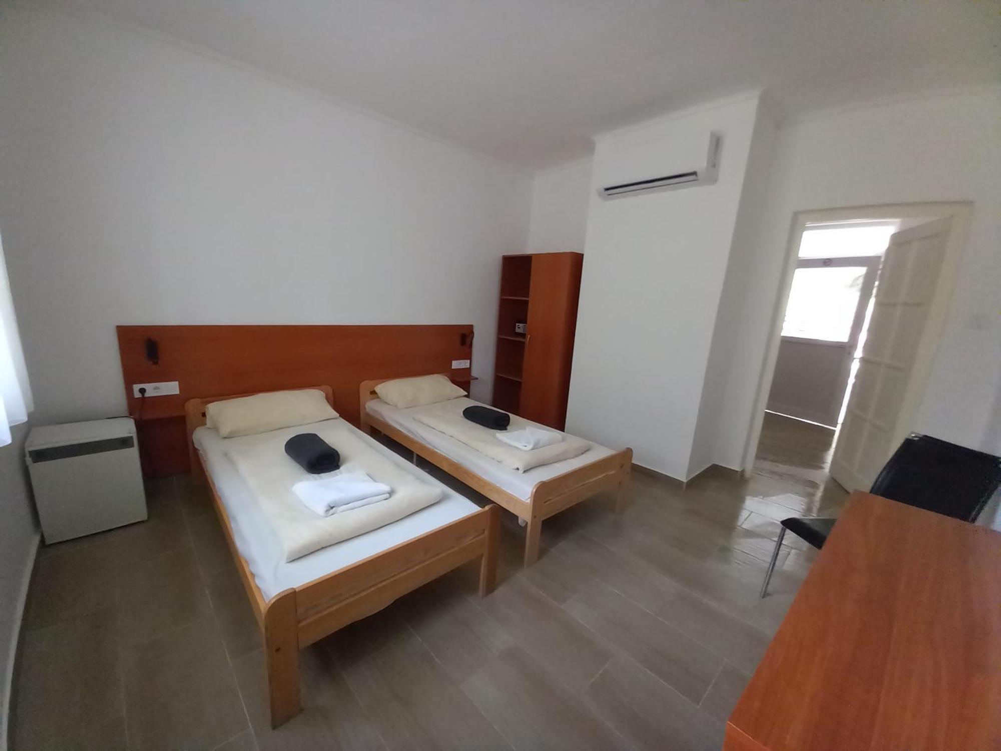 Oereg-To Youth Hostel Tata Dış mekan fotoğraf